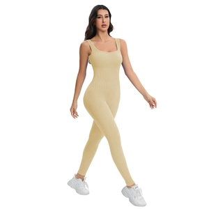 Détail de la combinaison de yoga sans couture en maille côtelée beige à col en U