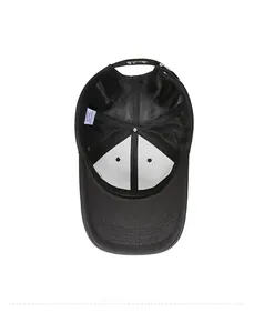 Innendetails der schwarzen Baseballkappe mit Schweißband und besticktem 58cm-Größenetikett