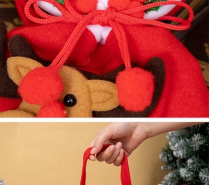 Détail du sac cadeau de Noël en feutre rouge avec renne et cordon de serrage à pompon
