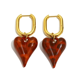 Orecchini a U placcati oro 18K con pendenti a cuore in acrilico tartarugato