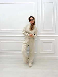 Completo sportivo beige da donna con felpa con cappuccio a mezza zip e pantaloni