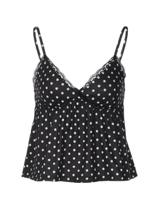 Dettaglio ravvicinato dello scollo a V con pizzo e pois bianchi sul top nero sottile