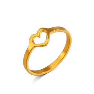 Bague cœur minimaliste en acier inoxydable doré avec design ajouré sur fond blanc