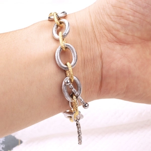 Strukturiertes, 18 Karat vergoldetes Edelstahl-Gliederarmband in Silber- und Goldfarben