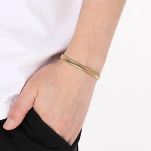 Bracciale a catena piatta a serpente dorato al polso per uno stile minimalista