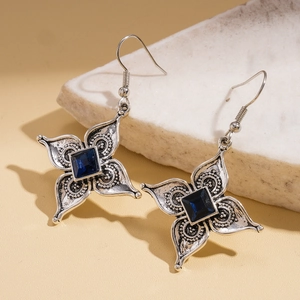 Orecchini a fiori in argento vintage con cristallo blu e design retrò vista 45 gradi