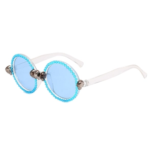 Lunettes de soleil tête de mort bleu ciel avec monture perlée et branches claires