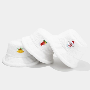 Tre cappelli a secchiello in peluche bianco con ricami natalizi come pupazzo di neve e calze