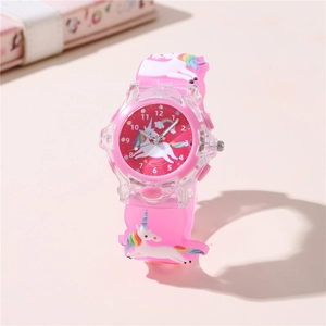 Dettaglio del cinturino in silicone rosa con unicorno 3D e cassa dell'orologio trasparente