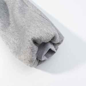 Détail de manteau en fausse fourrure grise avec poignets côtelés coupe-vent