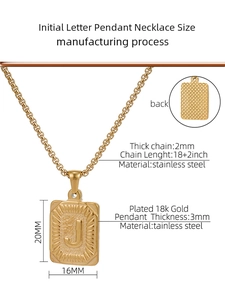 Detalle del colgante cuadrado letra J de acero inoxidable chapado en oro 18K con textura