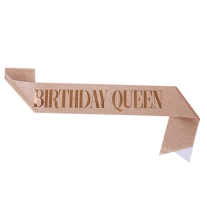 Détail de l'écharpe d'anniversaire pailletée or rose avec texte Birthday Queen