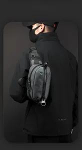 Détail du sac de poitrine techwear gris foncé montrant le nylon et la fermeture éclair