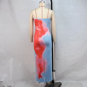 Detailansicht des Rückenschlitzes und des rot-blauen Blumenmusters am engen Maxikleid