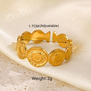 Detail of adjustable 18K gold-plated chain ring with sun flower relief patterns