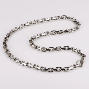 Vue détaillée du collier chaîne en acier inoxydable argenté avec un fermoir à bascule OT