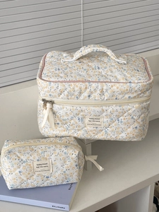 Détail du lot de trousses de maquillage fleuries en velours avec texture matelassée