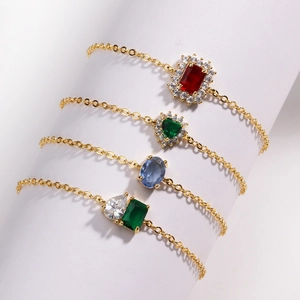 Détail de bracelets dorés avec zircons multicolores et sertissage pavé complexe