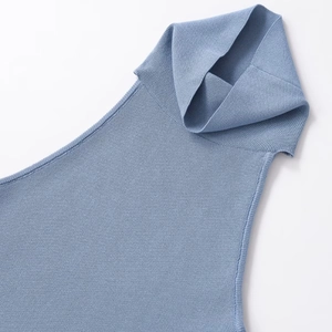 Dettaglio del top senza maniche in maglia azzurra con collo alto e trama fine