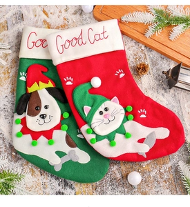 Paia di calze natalizie in peluche per animali con motivi di cani e gatti su legno