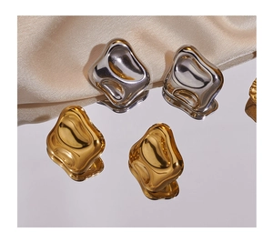 Detailansicht unregelmäßiger Lavastil-Ohrstecker in Gold- und Silber-Spiegelglanz