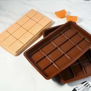 Detalle del molde de silicona para chocolate con 12 cavidades y ranuras rectangulares
