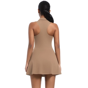 Vue détaillée de la robe de sport kaki avec col polo classique et dos nageur sportif