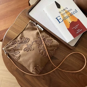 Sac bandoulière en daim marron avec broderie florale et fine sangle en cuir vintage