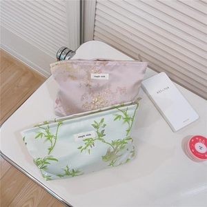 Détails de broderie jacquard florale sur trousses de maquillage avec zip en métal