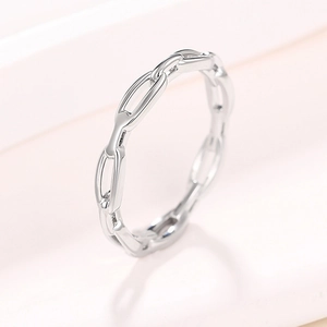 Vue détaillée de la structure minimaliste de la bague en argent à maillons imbriqués