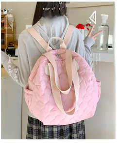 Dettaglio dello zaino trapuntato rosa con trama a nuvola e spallacci versatili