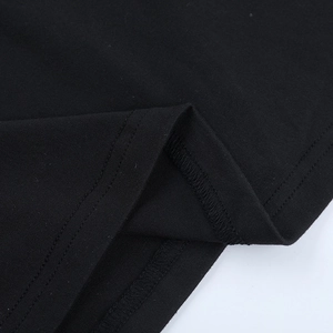 Détail de la couture à double aiguille et de la maille fine sur la robe en dentelle