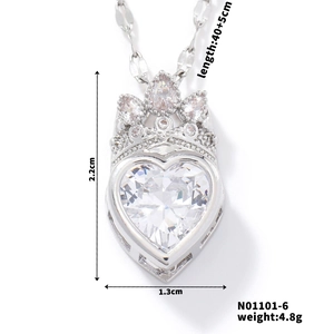 Dettaglio della collana con ciondolo a cuore, zirconi a corona e dimensioni