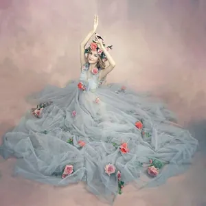 Elegante abito premaman in tulle grigio con decorazioni di rose rosa per foto