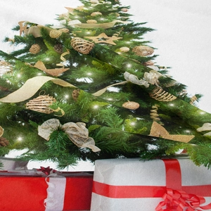 Dettaglio della trama del tessuto con albero di Natale e scatole regalo festive