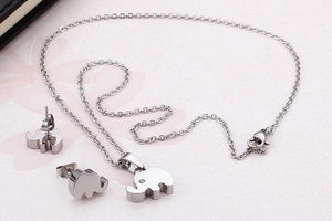 Detailansicht eines silbernen Elefanten-Schmucksets mit Kristallen auf Rosa