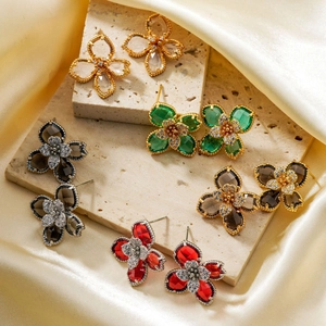 Boucles d'oreilles élégantes en forme de fleur avec zircons colorés sur du satin doré