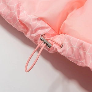 Detail der rosa Baumwolljacke mit geometrischem Druck und elastischem Kordelzugstopper