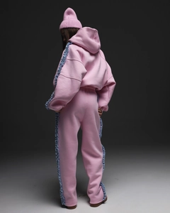 Vue arrière d'un ensemble sweat rose avec volants bleus et bonnet assorti