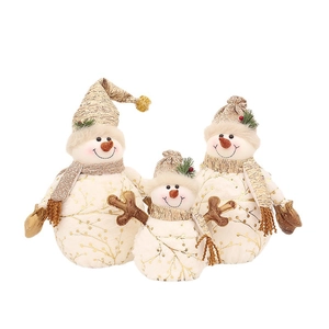 Trois bonhommes de neige en peluche avec motifs dorés et bonnets tricotés chauds