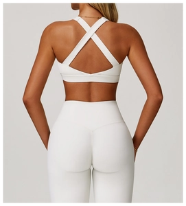 Vista posteriore del reggiseno sportivo bianco incrociato e dei leggings da yoga
