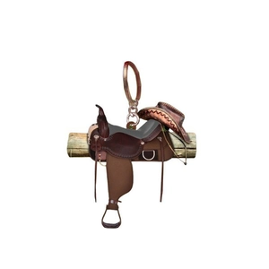 Vue détaillée du porte-clés selle de western en acrylique avec chapeau de cowboy