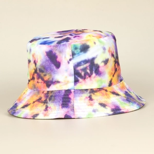 Dettaglio ravvicinato dei motivi tie-dye e delle cuciture rinforzate sul cappello a secchiello