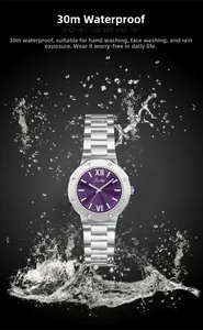 Détail d'une montre à quartz argentée avec cadran violet et étanchéité 30m avec éclaboussures