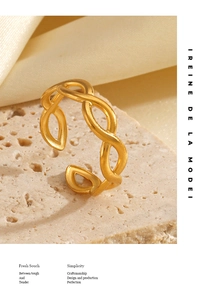 Détail de la bague croisée plaquée or 18 carats avec texture mate sur soie