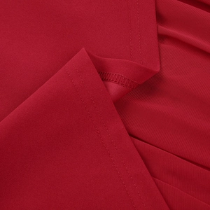Gros plan détaillé du tissu rouge montrant les coutures fines et la texture tissée