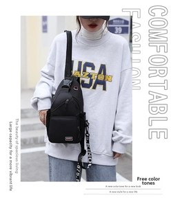 Détail du sac de poitrine noir étanche avec poches multiples et bandoulière en nylon