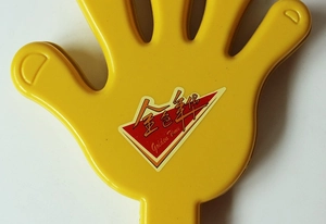 Grosse main de supporter en plastique jaune avec logo Golden Time pour les fêtes