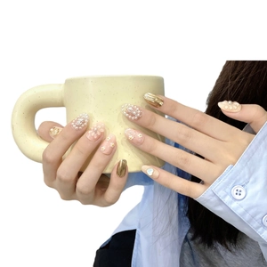 Faux ongles faits main avec fleurs 3D, feuille d'or et perles pour un look élégant et doux