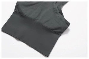 Détail de l'ourlet large côtelé sur le débardeur de yoga gris foncé sans couture